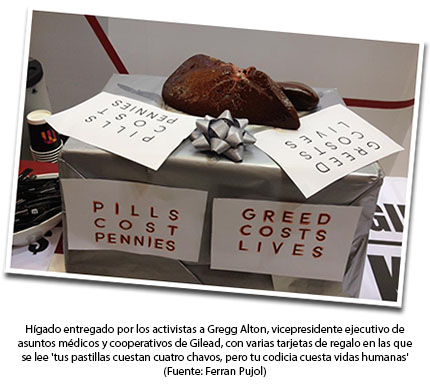 Hígado entregado por los activistas a Gregg Alton, vicepresidente ejecutivo de asuntos médicos y cooperativos de Gilead, con varias tarjetas de regalo en las que se lee 'tus pastillas cuestan cuatro chavos, pero tu codicia cuesta vidas humanas' (Fuente: Ferran Pujol)